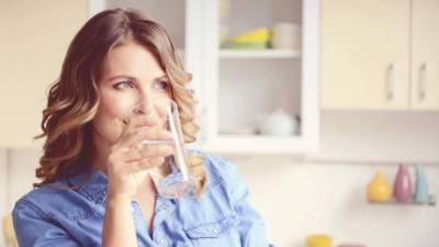 Se debe ingerir ocho vasos de agua diarios. El agua también puede estar en alimentos llenos de agua.