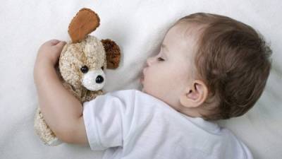 Los bebés deben dormir en un lugar que tenga objetos a su alrededor.
