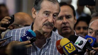 El expresidente de México, Vicente Fox, da declaraciones a los medios en el aeropuerto tras su llegada a Venezuela en apoyo del plebiscito.