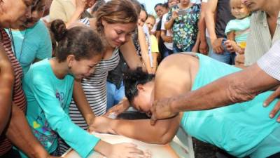 Dominga Ramírez, madre de la menor, llora desconsoladamente sobre el ataúd.