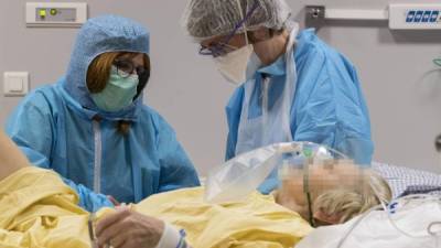 Personal médico atiende a un paciente con coronavirus en Francia. Foto: AFP