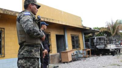 En la posta policial permanecen siete elementos del Ejército resguardando los escombros y la patrulla quemada.