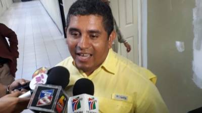 Excapitán Santos Rodríguez Orellana, al salir del juicio en La Ceiba.