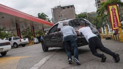 Largas colas se registraban este jueves en gasolineras de Caracas y otras ciudades venezolanas, tras una falla logística que afecta el suministro y genera nerviosismo entre los conductores.