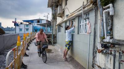 Los habitantes de Luzón, la principal isla de Filipinas, donde viven millones de personas, cubrían sus ventanas y reforzaban sus tejados. AFP