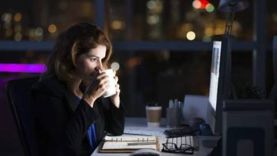 La mujer debe limitar las horas de trabajo nocturno.