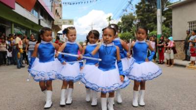 Las bellas palillonas engalanaron la celebración.