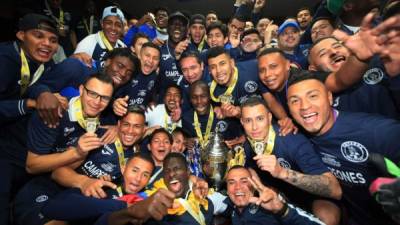 Las imágenes de la celebración del título del campeón Motagua en el camerino del estadio Nacional.