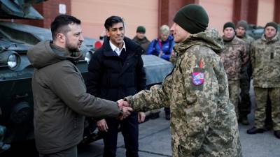 Zelenski saluda a las tropas ucranianas que reciben entrenamiento en Londres para utilizar los tanques Challenger.