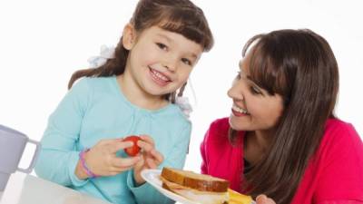 La madre tiene que supervisar las meriendas de sus hijos.