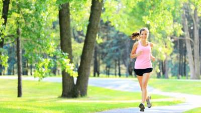 Hacer deporte ayuda a prevenir varias enfermedades crónicas.