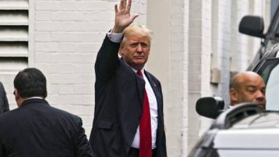 El virtual aspirante republicano a la Casa Blanca Donald Trump saluda a su llegada a la sede del Comité Nacional Republicano (CNR) en Washington DC (Estados Unidos). EFE/Archivo