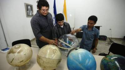 Los tres jóvenes están a punto de concluir su licenciatura.