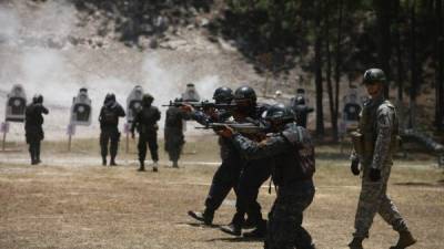 Elementos de la fuerza Tigres en una práctica de tiro en el polígono en el campo de entrenamiento en Lepaterique, Francisco Morazán.