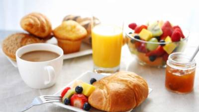 El desayuno es importante, ya que el ayuda a mantenerse con energía. Y se evita que se coma más en el almuerzo.