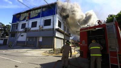 El fuego se inició en el tercer piso del edificio ayer en horas de la tarde.