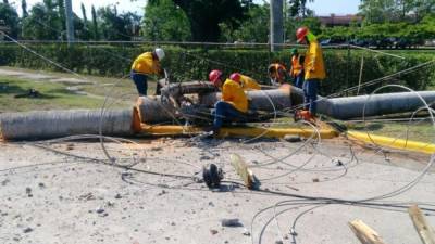 Las cuadrillas de la EEH trabajaron durante la mañana del jueves para restablecer el servicio eléctrico.