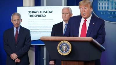 Trump brindó su conferencia de prensa diaria sobre la pandemia de coronavirus acompañado del vicepresidente Mike Pence, y el reconocido epidemiólogo, Anthony Fauci./AFP.