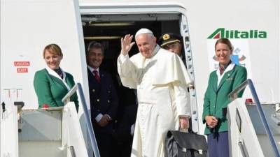 El Papa Francisco, hoy al subir al avión desde el aeropeurto de Fiunicino camino de Cuba. EFE
