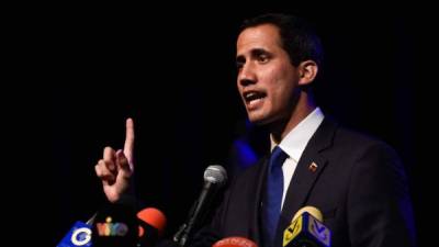 El jefe de la Asamblea Nacional de Venezuela, Juan Guaido, hablando a la multitud durante un mitín de oposición en masa contra el líder Nicolás Maduro, en el que se declaró a sí mismo 'presidente interino', en el aniversario de 1958. Foto AFP.