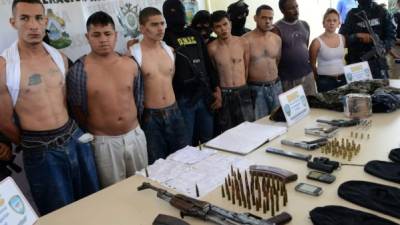 En allanamientos en las colonias Los Zorzales y Brisas de Olancho de Tegucigalpa fueron capturados ayer 15 integrantes de la pandilla 18.