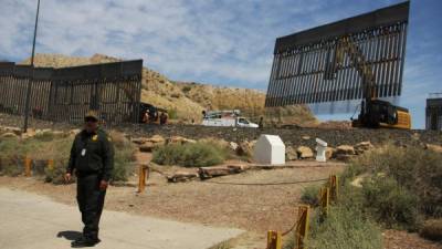 Ayudados por enormes grúas y convencidos de actuar como verdaderos patriotas, los veteranos de guerra de la asociación United Constitutional Patriots comenzaron ayer la construcción del primer muro 'privado' en la frontera con México, financiado con donaciones de simpatizantes del presidente Donald Trump.