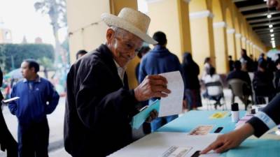 Tereso Guerra, de 85 años, fue el primero en llegar a un centro de votación en el municipio indígena de San Juan Sacatepéquez. Foto: EFE/Esteban Biba