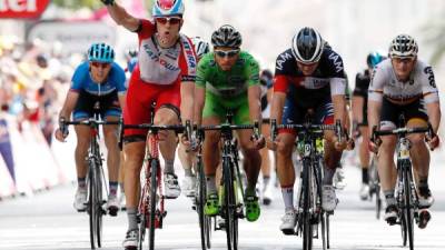 Alexander Kristoff celebra al llegar en primer lugar.