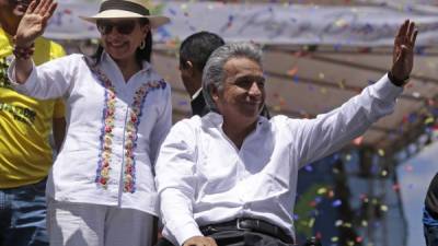 Lenín Moreno, junto a su esposa, Rocio González, celebró ayer su triunfo electoral en Quito.