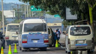 En la parada conocida como Viveros, en el bulevar del norte, los conductores usan un carril de la calle para bajar y subir pasajeros.