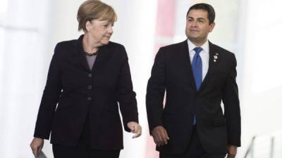 El mandatario hondureño con Ángela Merkel en su última gira.