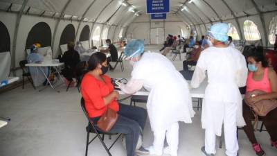 El centro de triaje Juan Pablo II cuenta con más de 60 profesionales de la salud y con una capacidad para atender a 400 personas al día en Tegucigalpa. Fotos: ANDRO RODRíGUEZ