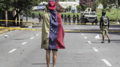 Manifestantes opositores se enfrentan a la Guardia Nacional Bolivariana (GNB). EFE/Archivo