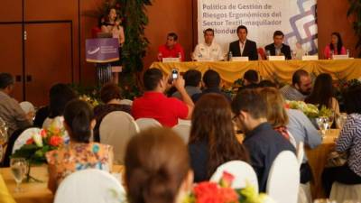 Ana Catalina Ramírez durante la exposición de la guía en presencia de directivos.