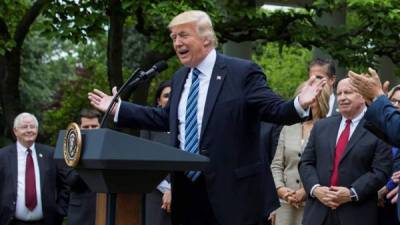 El presidente de EUA Donald J. Trump, acompañado por legisladores, habla sobre la votación en la Cámara para rechazar y reemplazar el programa de salud Obamacare. EFE