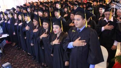 Los estudiantes en la ceremonia de graduación de la Unah-VS.