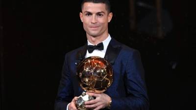 Cristiano Ronaldo posando con su quinto Balón de Oro. Foto AFP