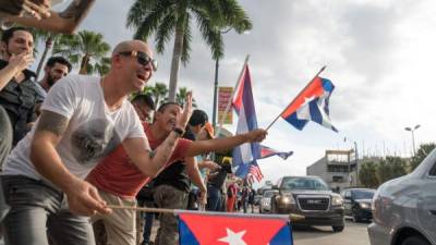 Aunque desvelados, los cubanos en Miami siguen celebrando la muerte de Castro. Foto: AFP