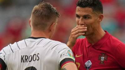 Una de las imágenes que dejó el partido entre Alemania y Portugal fue la conversación que mantuvieron Toni Kroos y Cristiano Ronaldo. Foto AFP.