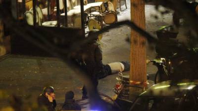 Noche de terror en París. La comunidad internacional condenó los múltiples atentados terroristas perpetrados en París este viernes con saldo de más de cien muertos.