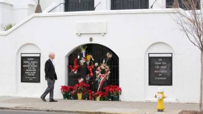 La masacre ha conmocionado a los ciudadanos de Charleston. Muchos llegan a depositar ofrendas florales.