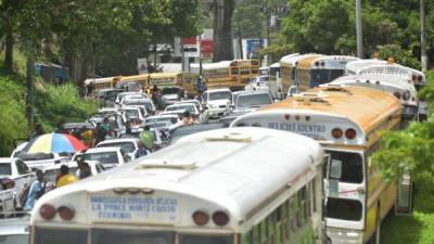 Los transportistas que mantienen su postura siguen reuniéndose con las autoridades de Transporte para alcanzar su propósito.