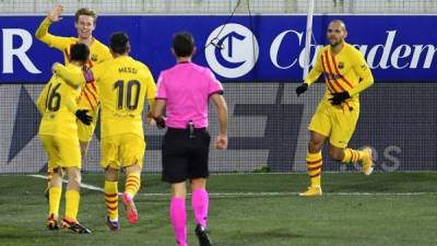 De Jong festejando su gol con sus compañeros.