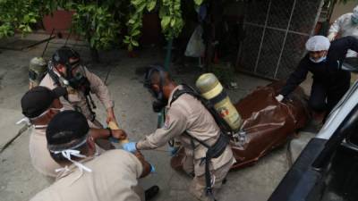 El ingeniero tenía sobrepeso, por lo que Medicina Forense pidió apoyo a Bomberos para poder cargar el cadáver y llevarlo a la morgue.