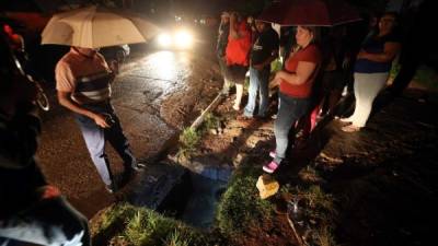 El joven cayó mientras caminaba por el lugar al momento en que no había fluido eléctrico y en la capital caía una fuerte tormenta, que duró unos 40 minutos.