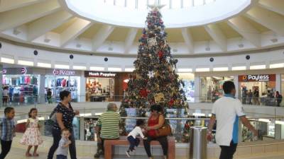 El centro comercial cuenta con varias tiendas y “foodcourt” para sus clientes.