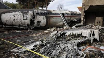 El avión de carga se estrelló en un complejo residencial cerca de la capital iraní de Teherán.