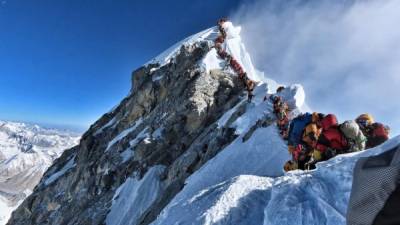Los 'atascos' de alpinistas provocados por el gran flujo de montañistas en la denominada 'zona de la muerte' en la cima del Everest se cobraron la vida de diez personas este año.