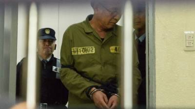 El capitán del buque Sewol, Lee Jun-Seok (centro), asiste junto a otros miembros de la tripulación, a la lectura de sentencia en su juicio en Gwanju (Corea del Sur) hoy, martes 11 de noviembre de 2014.