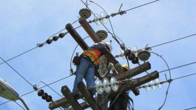 Cuadrillas de la Enee trabajan en el mantenimiento de postes de energía eléctrica en Choluteca.